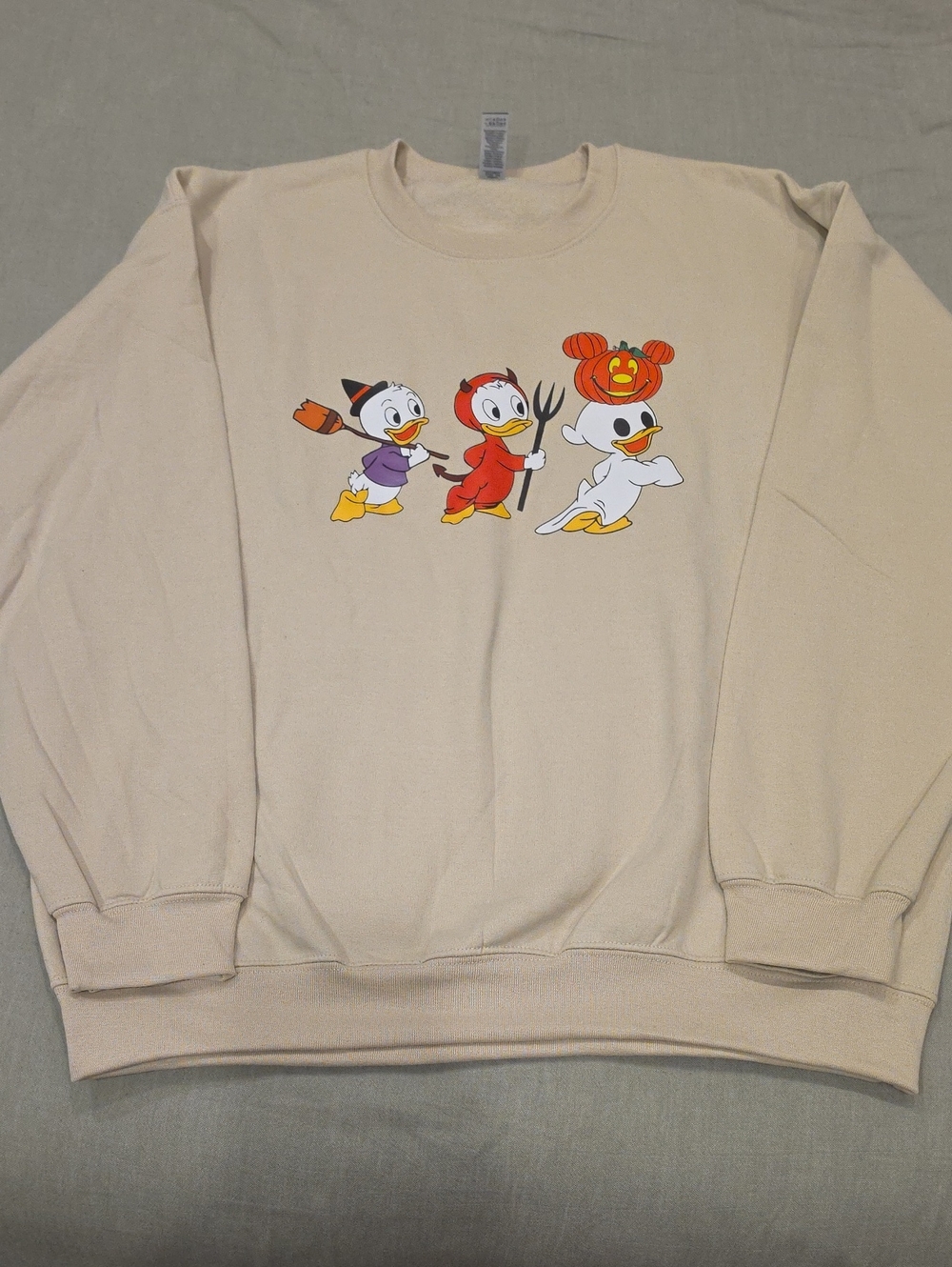 Gildan Heavy Blend Crewneck Sweatshirt Disney Donald Duck Graphic Beige Large